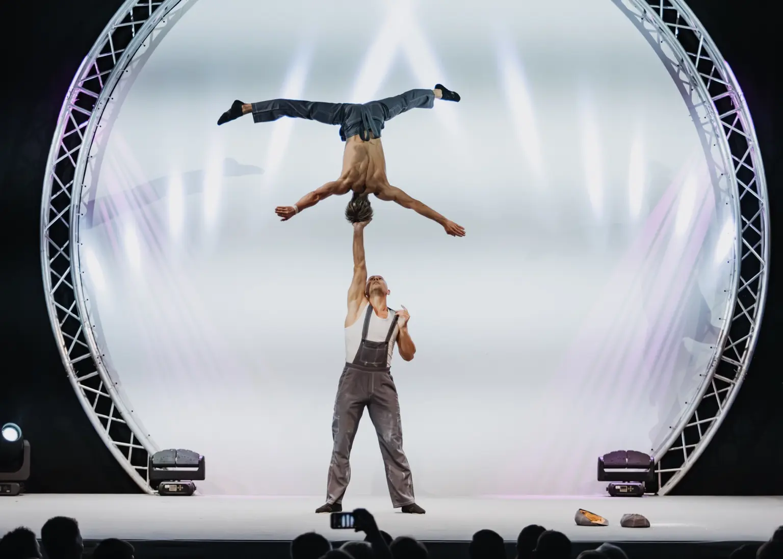 Release moment during a hand-to-hand performance