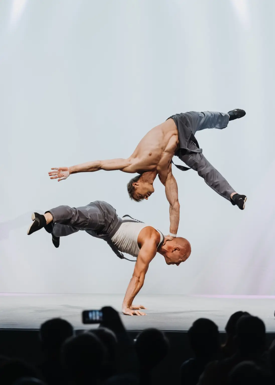 Vertical partner balance during a live performance